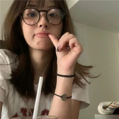 穿白丝绸的女人
